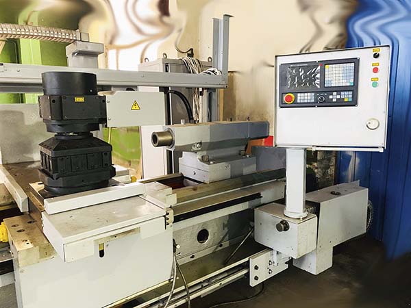 Загальний вигляд токарного верстата з ЧПУ 16М30Ф3 Загальний вигляд токарного верстата з ЧПУ 16М30Ф3